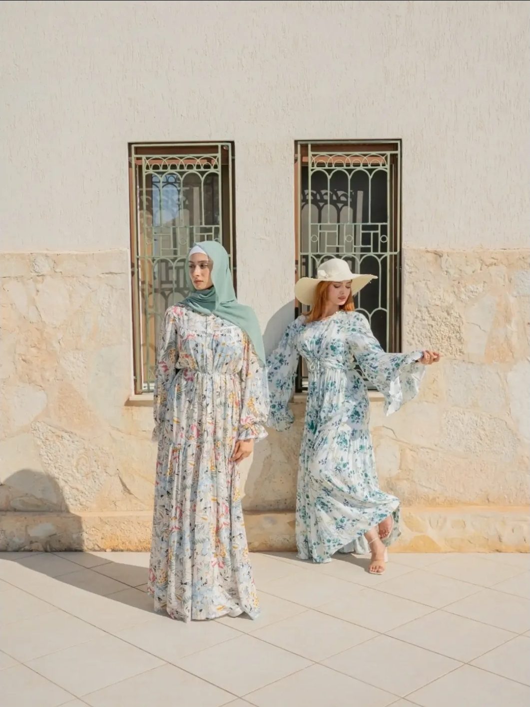 Deux modèles en robes fleuries MIRACLE