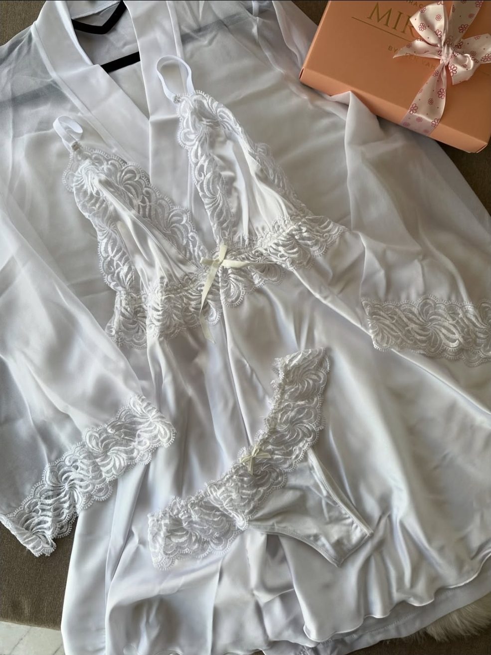Parure de mariage en satin blanc et guipure, dans son écrin MIRACLE