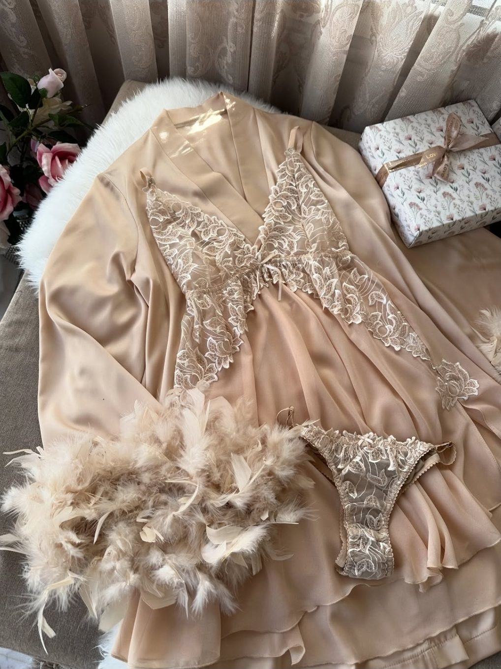 Ensemble en satin champagne présenté avec l'écrin cadeau MIRACLE